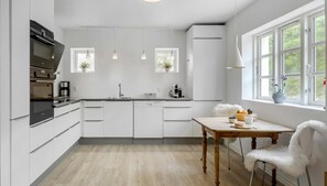 Kaffetrakter/tekoker, kjøleskap, mikrobølgeovn og ovn