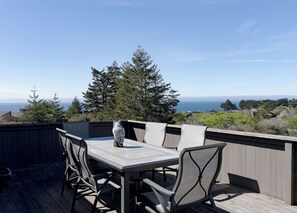 Outdoor dining - Whaletale Sea Ranch Retreat, Ocean views, king bedrooms dog friendly (Sea Ranch)