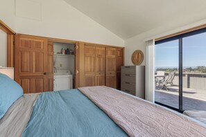 Room - Whaletale Sea Ranch Retreat, Ocean views, king bedrooms dog friendly (Sea Ranch)