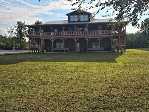 3-BR lodge , fish,shoot pool or sit around the firepit. Close  to Chattanooga Tn