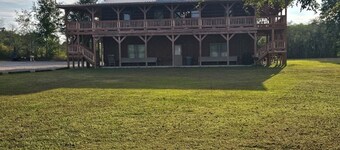 3-BR lodge , fish,shoot pool or sit around the firepit. Close  to Chattanooga Tn