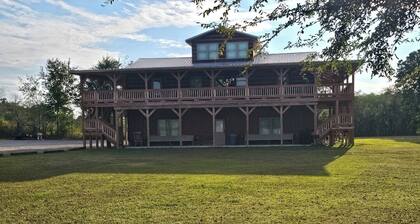 3-BR lodge , fish,shoot pool or sit around the firepit. Close to Chattanooga Tn
