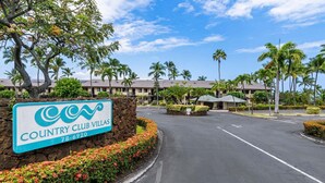 A sign for Country Club Villas with a parking lot and palm trees. - 🏖️Ocean View Condo w/ Loft + A/C in Bedrooms | Keauhou (Kailua Kona)