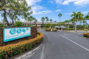 A sign for Country Club Villas with a parking lot and palm trees. - 🏖️Ocean View Condo w/ Loft + A/C in Bedrooms | Keauhou (Kailua Kona)