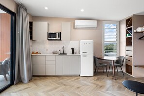 Fridge, microwave, stovetop, coffee/tea maker - Sky Suite—A Panoramic Designer Studio in the Hills (Belair)