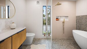Un baño moderno con inodoro, ducha y bañera.