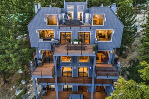 Exterior - 17Beds Luxury Estate Vacation Rental Lake Tahoe Gameroom Hot Tub Luxe11 (Stateline)