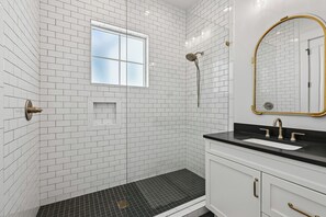 Shower, towels - New to VRBO, Steps to Beach, Pool, 5BR, Great Location (Hilton Head Island)