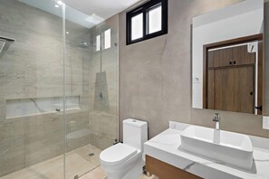 Shower, hair dryer - Tulum Country club/Golf Retreat · Deluxe Apartment. (Akumal)