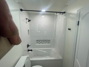 Bubbelbadkar, handdukar, tvål och toalettpapper