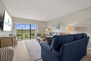 Smart TV, books - 434 Plantation Club Villas | Atlantic Dunes Fairway Views & 5 Min Walk to Beach (Hilton Head Island)
