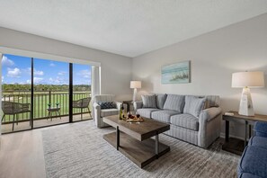 Smart TV, books - 434 Plantation Club Villas | Atlantic Dunes Fairway Views & 5 Min Walk to Beach (Hilton Head Island)
