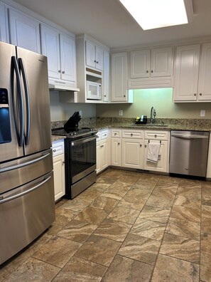 Microwave, oven, stovetop, dishwasher - New to VRBO! Just 15 minutes from Georgia College & downtown Milledgeville!! (Milledgeville)
