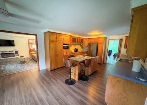  2-bedroom in charming Blowing Rock on 2 acres with little creek and pond