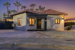 Exterior - Beautiful 2BR2BA w/PrivatePool  BBQ  Close2Beach (Noord)