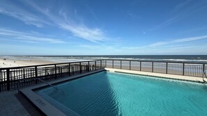 Ein Swimmingpool mit Blick auf Strand und Meer.