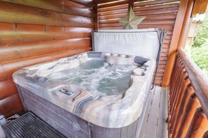 Outdoor spa tub - S'more the Merrier - Mtn Views, Hot Tub + Game Loft (Sevierville)