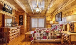 Room - S'more the Merrier - Mtn Views, Hot Tub + Game Loft (Sevierville)