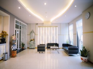 Reception - Grand Malioboro Hotel Yogyakarta (Yogyakarta)