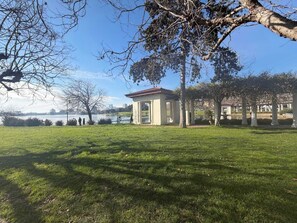 A park with a gazebo, open grassy areas, and a body of water in the background. - Haddon Hill Home - 30 day minimum rental (Oakland)