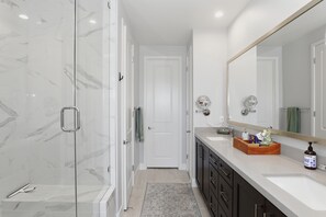 Shower, hair dryer, bidet, towels - Spacious 2-bedroom plus den/office sleeps six - Beautiful Views! (Indio)