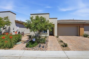 Property grounds - Spacious 2-bedroom plus den/office sleeps six - Beautiful Views! (Indio)