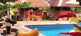 Perfect 1-bedroom resort with AC in delightful Kadingilan
