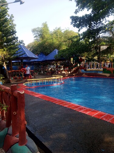 Perfect 1-bedroom resort with AC in delightful Kadingilan