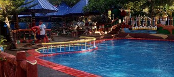 Perfect 1-bedroom resort with AC in delightful Kadingilan