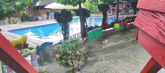 Perfect 1-bedroom resort with AC in delightful Kadingilan