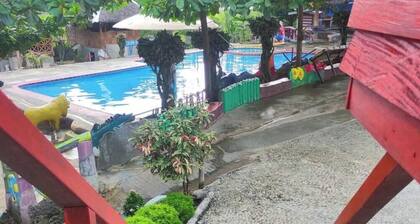 Perfect 1-bedroom resort with AC in delightful Kadingilan