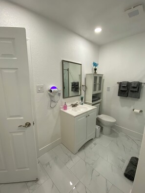 Haartrockner, Handtücher, Seife, Toilettenpapier