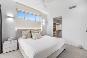 4 bedrooms, iron/ironing board, WiFi, bed sheets - Spacious 4-Bed Coastal Home with Pool (Mooloolaba)