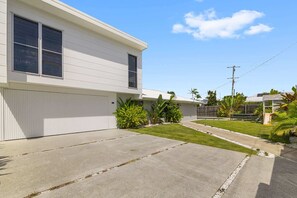 Property grounds - Spacious 4-Bed Coastal Home with Pool (Mooloolaba)