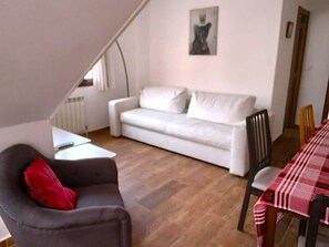 TV, books - Casa Antonio en Picos de Europa (Inguanzo)