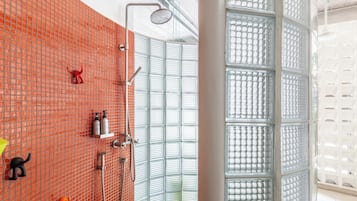 Hårtørrer, bidet, håndklæder, Sæbe