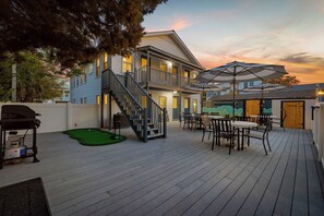 Outdoor dining - Bijou House Unit 1 - 5BR Unit w/ Heated Pool + Hot Tub (Walk to Beach) (North Myrtle Beach)