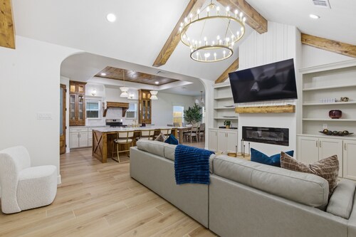 Brand-New Modern Home! Sleeps 10! 5 Min to Fort Worth Stockyards!