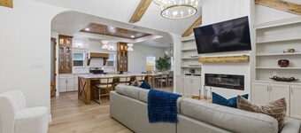 Brand-New Modern Home! Sleeps 10! 5 Min to Fort Worth Stockyards!