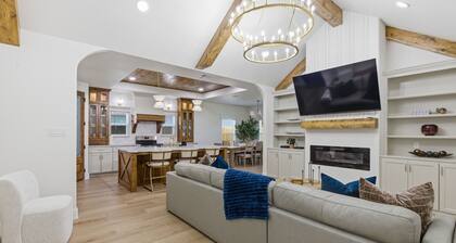 Brand-New Modern Home! Sleeps 10! 5 Min to Fort Worth Stockyards!
