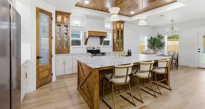 Brand-New Modern Home! Sleeps 10! 5 Min to Fort Worth Stockyards!