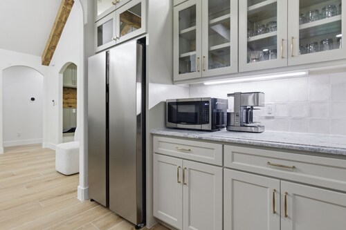 Brand-New Modern Home! Sleeps 10! 5 Min to Fort Worth Stockyards!