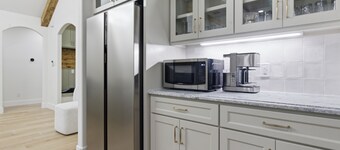 Brand-New Modern Home! Sleeps 10! 5 Min to Fort Worth Stockyards!