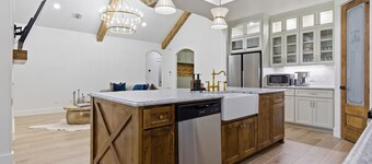 Brand-New Modern Home! Sleeps 10! 5 Min to Fort Worth Stockyards!