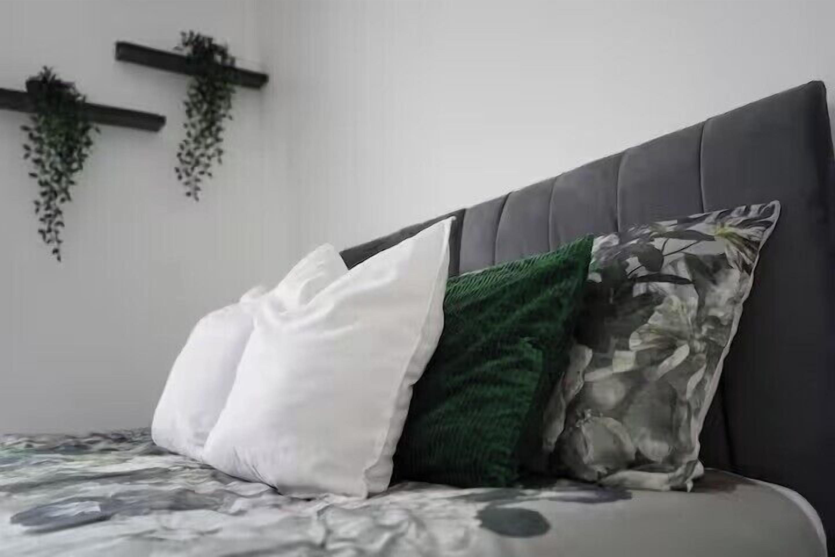 2 habitaciones, tabla de planchar con plancha, wifi y ropa de cama 