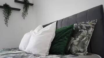 2 habitaciones, tabla de planchar con plancha, wifi y ropa de cama