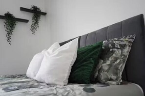 2 habitaciones, tabla de planchar con plancha, wifi y ropa de cama 