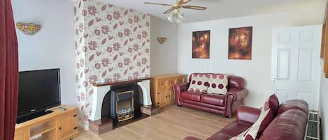 TV, fireplace