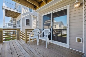 Terrace/patio - Lukey's Lagoon - 2BR 2.5BA - Ocean View - North Topsail Beach (North Topsail Beach)