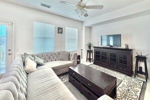 Living area - Peaceful 4-bedroom condo in most popular collection area (Oxnard)